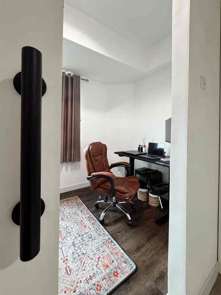 KANTOR RUMAH✨

Progres kantor rumah: Seperti biasa, perlu diingat bahwa ruangannya belum selesai. Untuk saat ini, kami sangat antusias dengan lantai cokelat tua, meja kerja yang dapat disesuaikan, dan kursi kerja yang dapat direbahkan!

Saya masih menunggu suami saya mengerjakan lemari kerja semi-kustom DIY dan yang lainnya, tunggu saja dan lihat saja ✨

#RuangKerja
#InspirasiKantorRumah
#RuangKerjaMungil
#KamarTamu
#KantorRumah
#KerjaDariRumah
#CatTembok