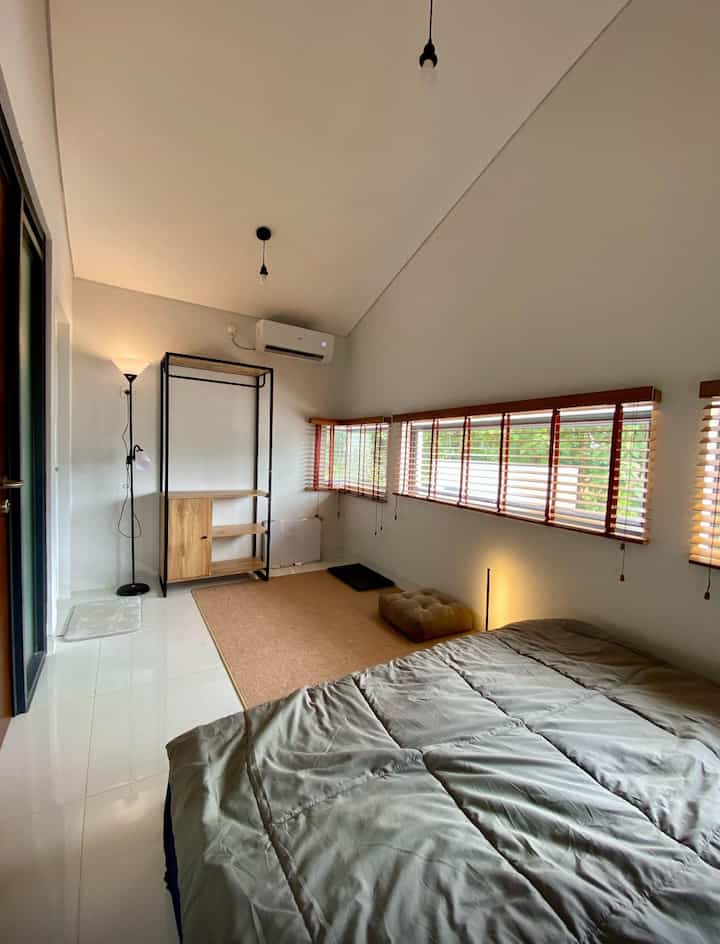 #karpetminimalis #bedcover #bedcovermurah #woodenblind #lemari #lemaribesi kamar minimalis yang clean dan tidak terlalu banyak warna membuat suasana rumah menjadi tenang dan nyaman. Penggunaan wooden blind membuat kamar menjadi warm.