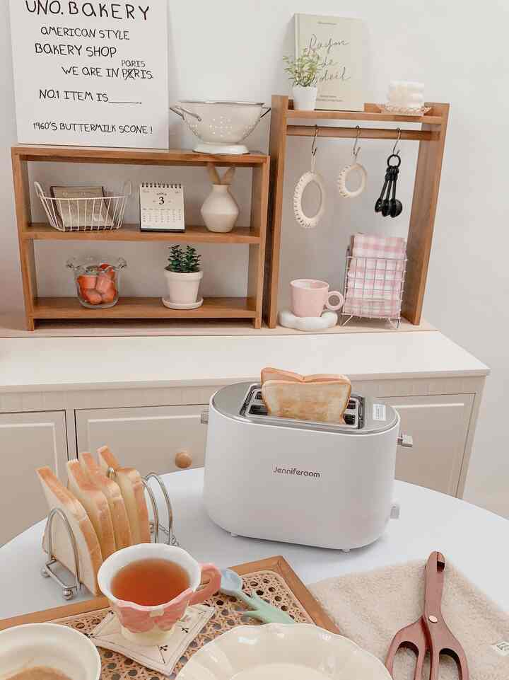 Aku suka buat sarapan roti panggang dirumah 🤍

#dining #mejamakan #diningroom #dapur #dapurmodern #mejadapur #kitchenroom #kitchendecor #kitcheninspo #inspirasimejamakan