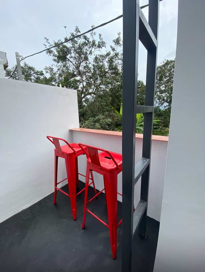 #ruangterbatas #nevertoosmall #catepoxy #kursibar #cattembok #woodplank 
Rumahku terbatas lahannya, bangunan juga terbatas. Kebetulan dari developer dapat balkon yang juga sebagai servis area dan jemur. Untuk mensiasati agar punya ruang outdoor duduk2, kami menggunakan kursi bar tinggi, dan woodplank sebagai “meja kopi” agar tidak terlalu memakan tempat. Lalu karena outdoor, lantai kami cat epoxy warna hitam, selain agar lebih elegan juga biaya lebih murah dibanding memasang lantai panel kayu 