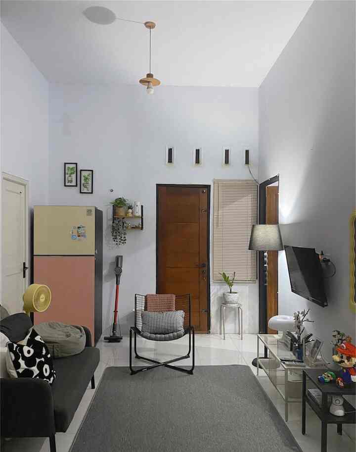 Punya rumah yang tidak besar itu susah susah gampang ini caraku memaksimalkan ruangan dirumah kami pertama dengan menggunakan furniture yang tidak banyak memakan tempat,menggunakan cat berwarna putih agar rungan terlihat luas dan cerah dan juga seperti
Sudut didepan kamar mandi kami manfaatkan intuk menyimpan kulkas dan vakum,karna kebetulan dapur kami kecil tidak memungkankan untuk meletakkan kulkas yang ikurannya agak besar,kemudian didepan jendela didepan kamar anak kami letakan tanaman hidup yang juga dapat berfungsi sebagai pemanis ruangan.
#Ruangterbatas
#Nevertoosmall
#furniturinterior 
#Kursi
#Karpet