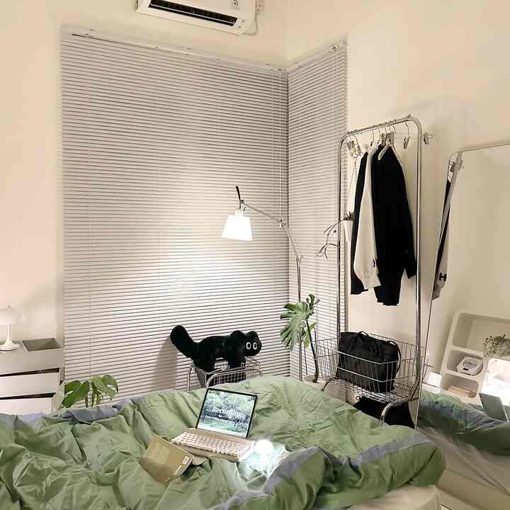 caraku memaksimalkan area terbatas atau sempit seperti disudut dekat jendela yaitu dengan meletakkan furniture atau perintilan yang dengan mudah digeser atau dipindahkan.

contohnya menggunakan standing lamp portable yang dapat dipindahkan disudut lainnya jika ingin re-layout, lalu memilih furniture yang removable seperti rak troli/chart troli yang memiliki roda dibagian kakinya sehingga dapat dengan mudah untuk digeser.

kemudian ukuran/dimensi furniture pilih yang tidak terlalu besar sehingga tidak menghalangi mobilitas, baiknya mengukur kebutuhan space yang kosong terlebih dahulu sebelum memutuskan untuk mendekor area yang terbatas.

jika space terlalu sempit dan sangat terbatas gunakan furniture dimensi tipis atau yang space saving yaitu dapat dilipat jika tidak digunakan.

#Ruangterbatas
#NeverTooSmall
#LampuEstetik
#SpreiEstetik
#KarpetEstetik