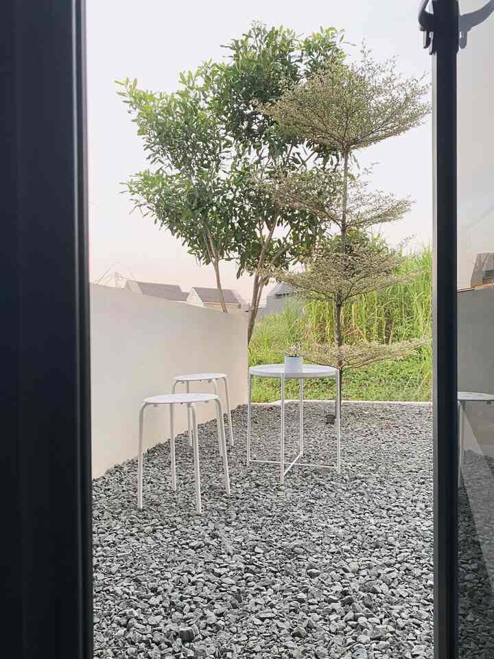 Memelihara rumput hias di rumah adalah hal yang cukup tricky. Karena beberapa waktu belakangan lokasi rumah kami jarang diguyur hujan, alhasil sebagian rumput menjadi kuning dan mati. Akhirnya kami pun memutuskan untuk mengganti rumput dengan batu split di halaman depan rumah. Kami juga menambahkan meja dan kursi minimalis supaya sedikit menciptakan kesan berada di coffee shop ala-ala. 😆  #HalamanDepanRumah #HiasanBatuSplit #MejaKursiTaman #TamanDepan #NongkrongdiRumah