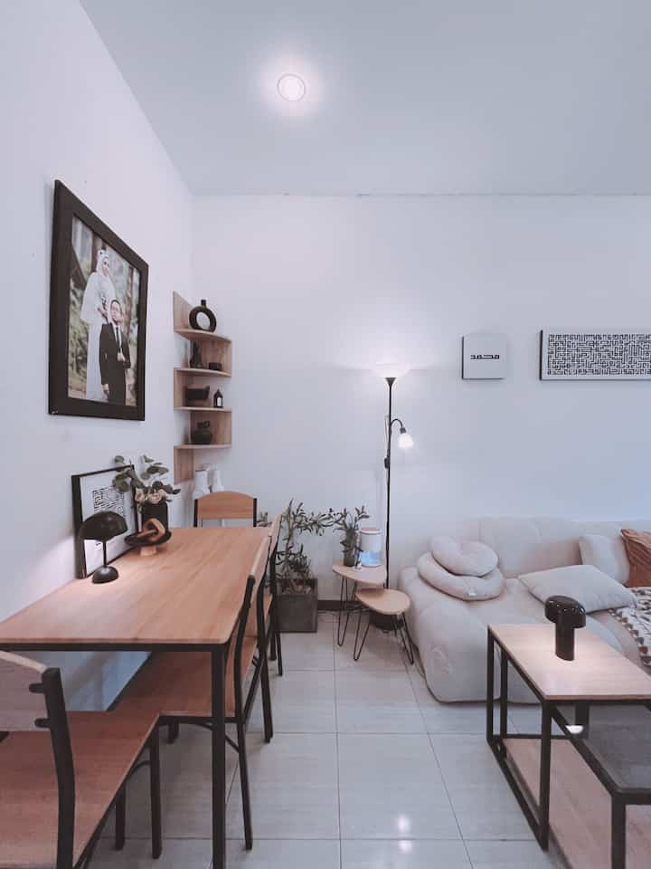 ✨Living & Dining Room 
Memiliki area terbatas membuat kami banyak menggabungkan beberapa fungsi dalam satu ruang. 
Seperti ruang 4x6m ini memiliki fungsi sebagai living room & dining room. Selain itu terdapat juga kamar mandi di sebelah dining area yang berbatasan dengan area belakang rumah (dapur). 
Dengan tema open space bisa membuat banyak fungsi ruang tanpa terlihat penuh.

#openspace #livingroom #diningroom #diningtable #sofaestetik #ruangtamu #ruangkeluarga #lampuhias #japandixindustrial
