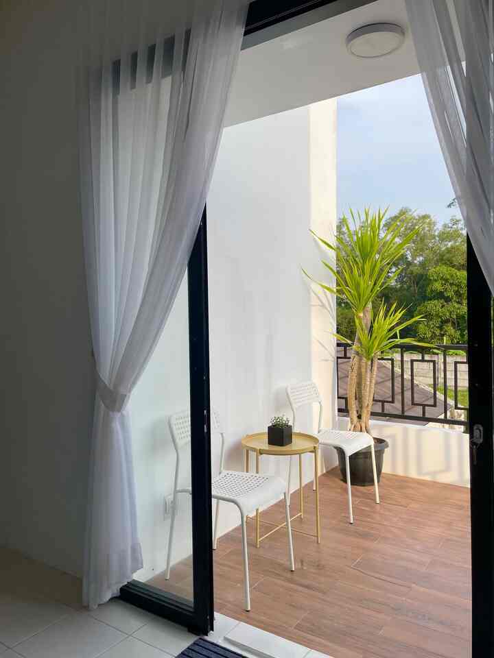 Balkon utama yang menghadap ke belakang tepatnya menghadap ke kebun penduduk yang berada dekat dengan perumahan kami. 
Balkon ini sering kami jadikan tempat healing atau kadang kami jadikan tempat barbeque bersama keluarga kecil atau sahabat saat berkunjung kerumah. 
Area lantai 2 dirumah ini sangat berlimpah cahaya, kami sengaja memasang sliding door dengan full kaca selain agar mendapatkan pencahayaan yang terang juga agar pergerakan sirkulasi udara yang masuk kedalam rumah kualitasnya lebih baik.  
Penempatan tanaman juga kami pilihkan yang kuat terhadap cuaca panas dan hujan sehingga minim perawatannya. 

#InspirasiBalkonRumah
#BalkonRumahMinimalis
#KursiBalkon
#RumahMinimalis
#MejaBalkon
#GranitBalkon
#CatOutdoorBalkon