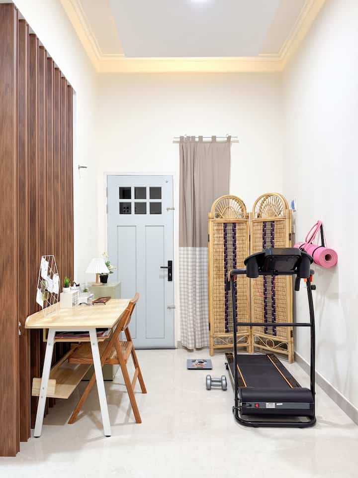 Space mini di antara ruang tamu & ruang tv ini, mba rimara manfaatkan untuk meja kerja & ruang olahraga. Ukurannya sekitar 2.5 x 2.5m.

Walaupun terbatas tapi ruangan ini bisa dimanfaatkan dengan maksimal sebagai tempat meja kerja & ruang untuk berolahraga.
Supaya tetap terlihat menarik setiap barang ditata dengan rapi & diatur layoutnya agar tidak terlihat sempit.

Jangan salah fokus dengan pintunya, karena itu pintu alternatif yg jarang banget dibuka. 

Semoga menginspirasi 🤎

#WarnaCatRumah #Cat #RuangTerbatas #NeverTooSmall #WorkSpace #ExerciseRoom