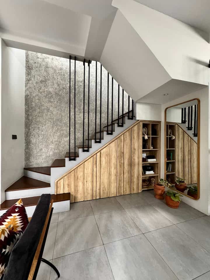 Pemanfaatan Ruangan

dibawah tangga karena spacennya masih cukup luas maka dimanfaatkan dibuat storage tempat sepatu dan lemari gantung utk jaket

#bumitimi #bandung #lemaribawahtangga #lemarisepatu #ruangterbatas #nevertoosmall #lantaiabusemen #hplkayu