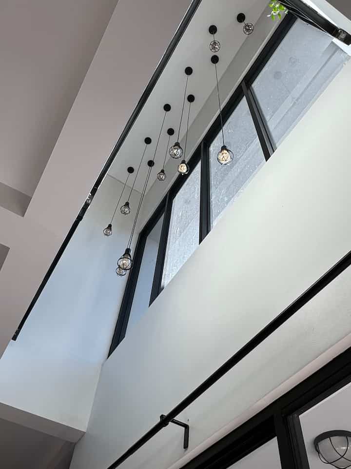 Inspirasi VOID

Void ini memang ukurannya kecil karena dibuat dari sisa lahan saja 
Jadi hanya dimanfaatkan sekitar 100x300cm untuk pencahayaan dan sirkulasi udara 
Untuk mempercantik void dipasang lampu gantung yang banyak dengan design vintage

#bumitimi #lampugantung #void #ideavoid #lampuvoid #livingroom #entrance #areavoid #hanginglamp