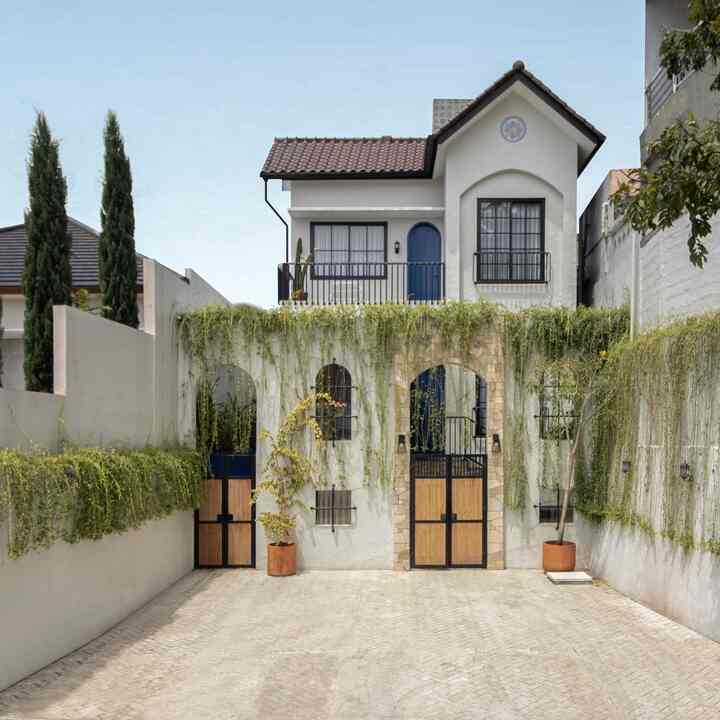 Memilih pagar yang minimalis untuk rumah bergaya marroco sedikit chalenging, karena memang susah susah mudah sih hehe, dari awal memutuskan untuk tidak memakai pagar penutup rumah, kami membiarkan carpot terekspose agar fasad rumah tetap terlihat, namun sesuai style maroko yang biasa menggunakan "hijab" didepan rumahnya, kamipun membuat satu "hijab" sebelum masuk ke pintu utama, di hijab itulah kami memasang pagar kecil kayu minimalis ini. 


#PagarMinimalis 
#PagarRumahMinimalis 
#PagarKayu 
#PagarBesi  
#InspirasiPagar
#PagarStyle
#moroccanmediterranean 
#moroccan 
#mediterranean 
#homedecoinspo 
#rumahmoroccanmediterranean
#rumahmediterranean