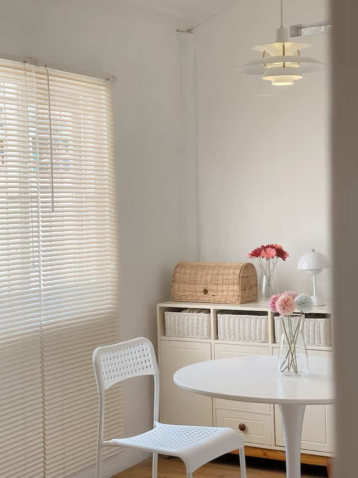 Makeover dinding lembab 
Masalah banget kan punya tembok yang lembab,dulu aku akalin aku tempelen wallpaper ternyata setelah beberapa tahun kesannya ga rapih karena ada yang nglupas memuai ga bisa nutup lapisan tembok lagi,akhirnya aku putusin untuk melepas wallpaper dan aku ganti cat tembok yang anti bocor dan hasilnya jadi lebih rapih & lebih terang akhirnya ganti suasana juga selain aku cat ulang tembok aku juga mengganti lampu yang dulunya lampu gantung besi bulat aku ganti pakai lampu gantung ala korea sehingga menambah ke estetikan ruangan. 

#inspirasirenovasi
#smallchangesbigimpact
#renovasiruangan
#catdinding
#makeoverruangan
#koreanstyle
#roomdecor
#minimalis 
#beforeafterruangan 