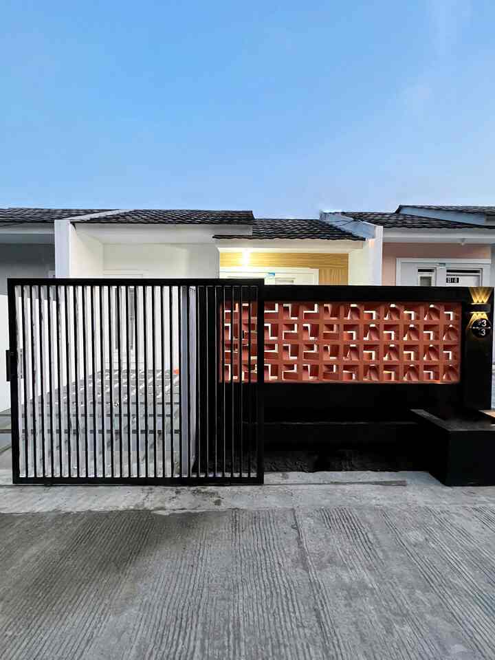 Pagar Rumah Mini Vina 🏡

Pagar rumah kami berbahan besi Hollow dengan ketebalan 1,6mm, dengan ukuran Tinggi 1,5m dan Lebar 3 meter. Kami memilih model pagar Lurus Vertikal yang kami fikir cocok untuk rumah minimalis kami.

Pagar kami hanya cukup digeser atau dibuka secara satu arah saja (lurus ke sisi kanan) dan untuk sisi lainnya (sisi kiri) kami mempadupadankan dengan tembok beton yang dipadukan dengan Roaster model “Z” dengan tujuan mempercantik ‘looks’ fasad rumah dan agar ada udara, angin atau cahaya masuk dari sela-sela lubang roaster. Selain Hemat budget, model pagar Lurus Vertikal juga termasuk model pagar yang cukup ‘timeless’ loh.

#PagarMinimalis
#PagarRumahMinimalis
#PagarBesi
#PagarRoaster
#PagarLurus
#InspirasiPagar
#PagarStyle



