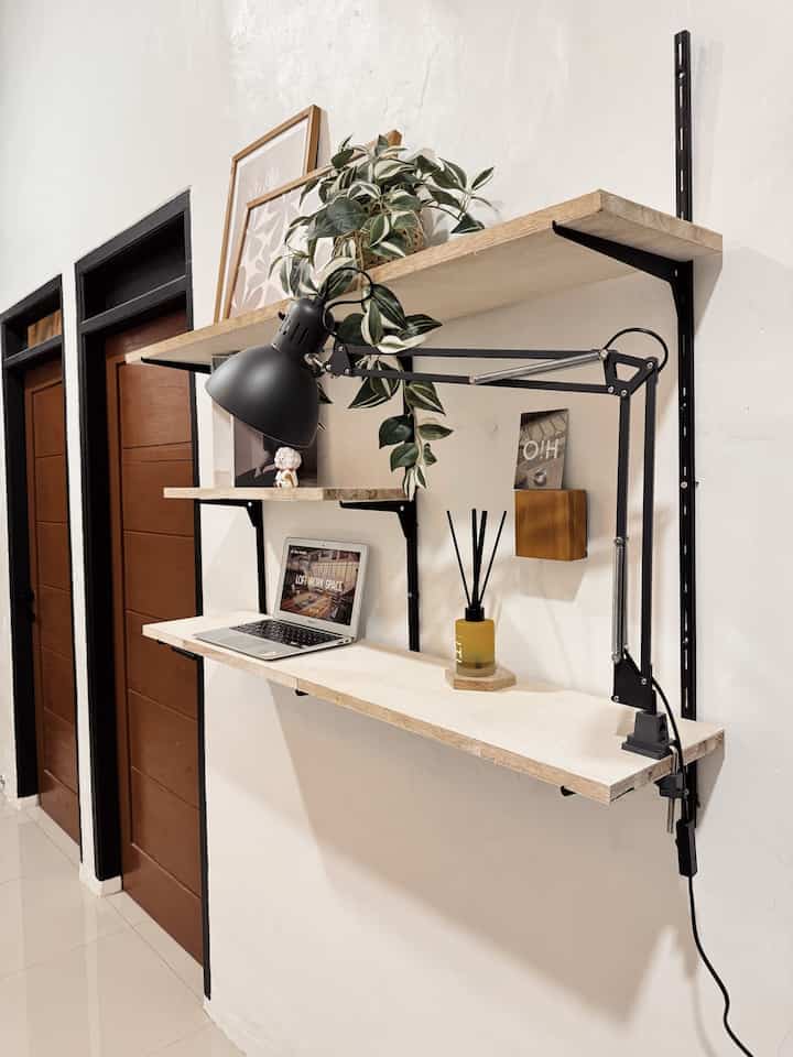 memaksimalkan ruangan terbatas dirumah ku salah satunya memanfaatkan tembok polos jadi rak dinding yang bisa berfungsi sabagai dekorasi atau workspace.

#RuangTerbatas
#NeverTooSmall
#lampukerja
#rakdinding
#lowbudget
#walldekor