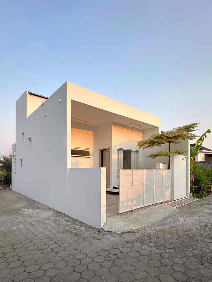 INSPIRASI PAGAR MINIMALIS ✨
-
ukuran pagar rumah sekitar 5meter an karena ada lubang udara di pojok kanan jadi kita menerapkan konsep Minimalist Contemporary. Contemporary ada dibagian pagar tengah yang agak miring ke dalam 
-
materials pagar yang kita gunakan ada besi perforated kalau dicat putih menjadi minimalis looks , besi hollow dengan berbagai macam ukuran , tembok sebagai penghalang jendela besar dengan 1 tanaman ketapang kencana varigata 
-
pagar ini memberikan karakter di rumah kita karena terbilang bentuknya cukup sederhana dibanding tetangga lain, untuk mempermudah ojol kita beri tanda di rumah dengan identias str/n. dan pohon ketapang yang terlihat dari kejauhan 


#PagarRumah #InspirasiPagar #PagarStyle #PerforatedPlate #HollowPlate #PagarBesi #PagarMinimalis #PagarRumahMinimalis #Minimalis #Exterior #angkahouse
