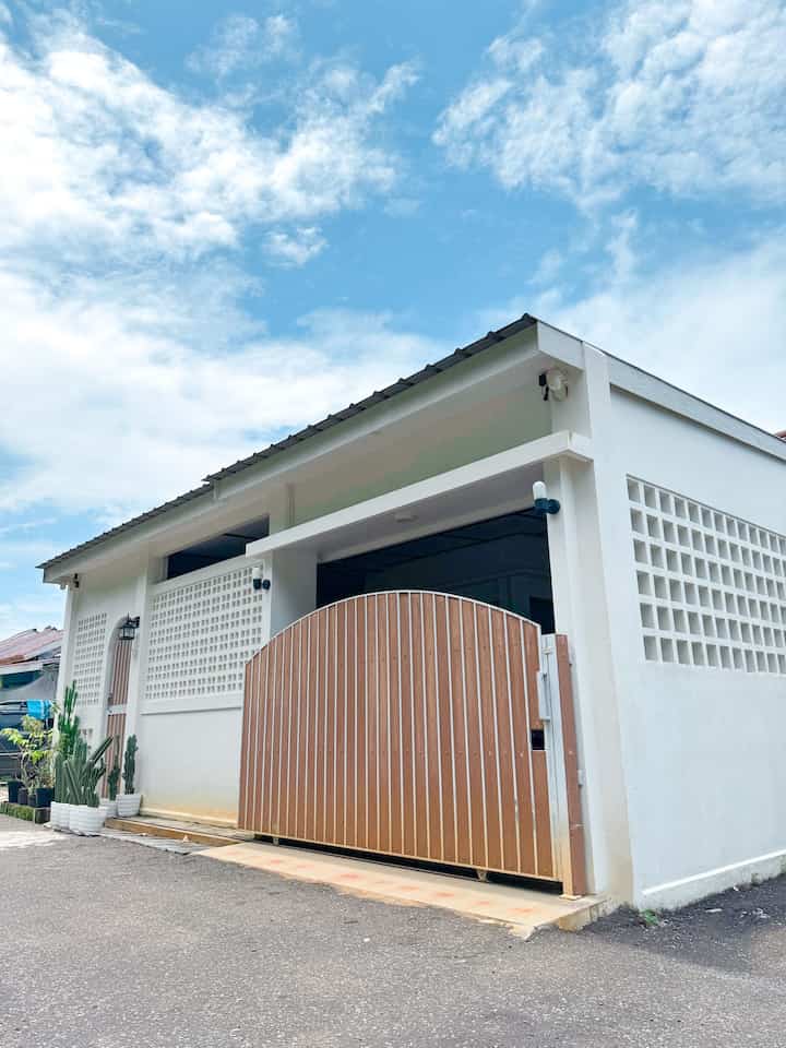 Aksen arch (lengkung) jadi inspirasi saat renovasi teras & pagar di rumah.rimara.

Berbekal dari beberapa referensi inspirasi pagar rumah bule di luar negeri, mba rimara memutuskan membuat pagar utama dengan bentuk lengkung yg mengkombinasikan papan list plank yg dicat berwarna kayu dipadukan dengan bingkai besi berwarna putih.

Lalu dipadukan dengan dinding roster sebagai pemisah antara pagar utama & pintu kecil untuk akses cepat.

Designnya tertutup semua agar penghuni di dalam lebih terjaga privasinya.

Untuk pagar kecil sebagai akses sehari-hari, mba rimara membuat pintu dengan design Dutch Door yg bisa dibuka tutup sebagian.
Pintu ini bermanfaat banget buat nerima paket atau pesanan online 🤭



Semoga menginspirasi ya 🫶🏻🤎

#PagarMinimalis #PagarRumahMinimalis #PagarRoster #PagarBesi #WarnaCatRumah #Cat #InspirasiPagar #PagarStyle