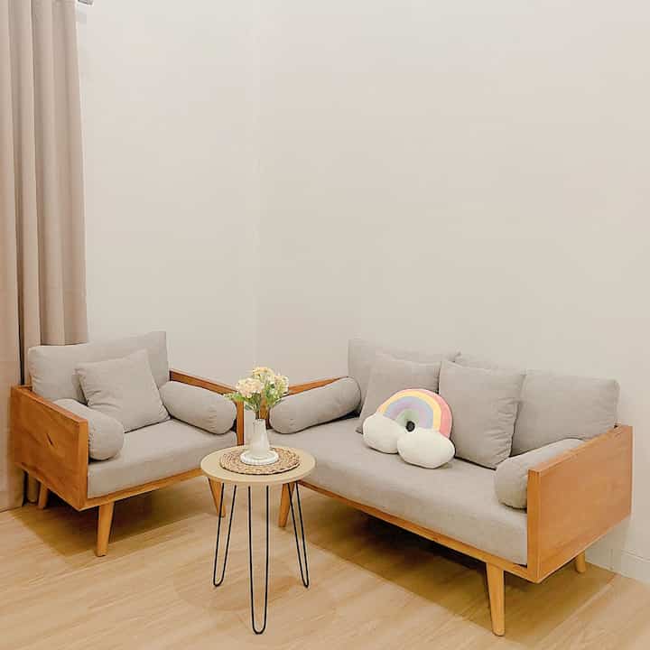 Ruang tamu sekaligus ruang keluarga #dirumahurgent ini kamu bikin konsep minimalis. Karena keterbatasan ruang, kami sangat berhati-hati dalam memilih furnitur, baik look nya maupun ukurannya.

Seperti sofa ini, inspirasi dr pinterest. Kami memilih sofa ini karena look minimalis dan ukuran yg sesuai, tidak besar dan tidak kecil.

Ukuran sofa kayu :
2 seater = panjang 140cm
1 seater = panjang 70cm
Lebar masing-masing 70cm

#livingroom #ruangtamuminimalis #inspirasiruangtamu #sofakayu #sofajapandi #rumahminimalis #rumahdengananak  #BTNOAS9