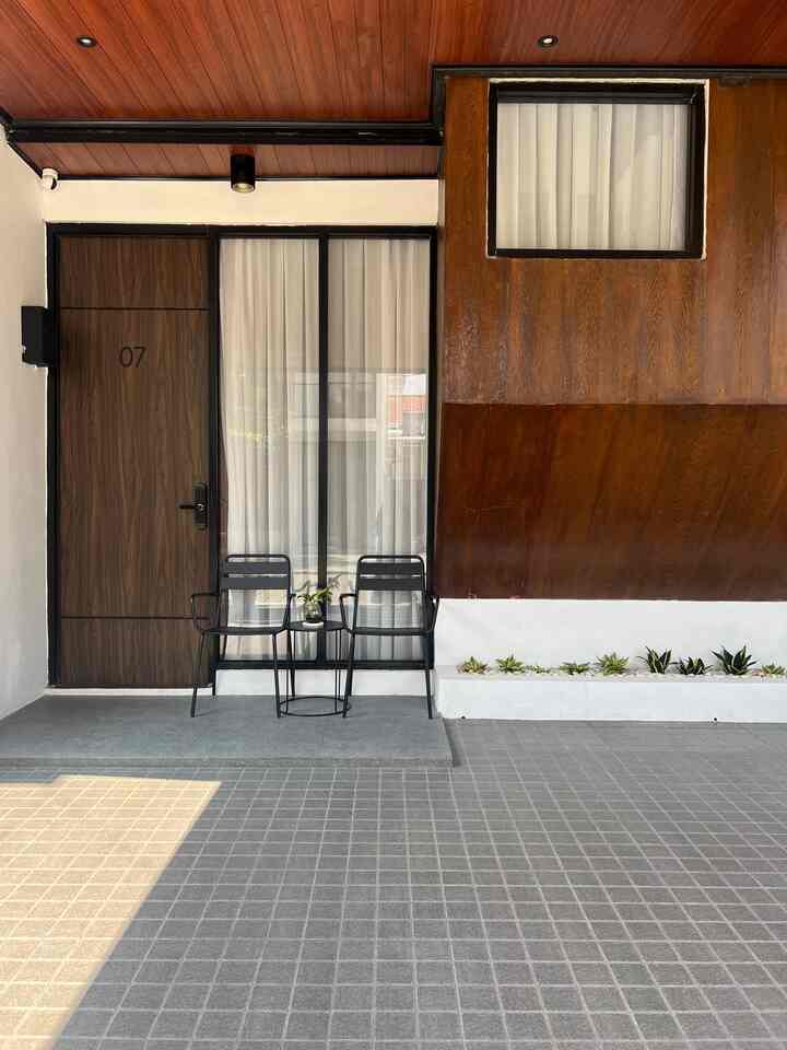 Transformasi Ruang ✨

Setelah 3 tahun dihuni, kita baru punya kesempatan untuk make over carport dan teras. Keramik yang kita pilih dengan motif kotak2 kecil sehingga looksnya menyerupai batu alam, padahal bukan ehe.. dan tentunya budget lebih ekonomis dibanding batu alam. Selain itu, pemasangannya juga lebih cepat dan lebih mudah. Gimana menurut temen2? ✨

#BruwnHouse
#GranitTeras
#KeramikCarport
#Keramik
#MakeOver
#CatRumah
#CatEksterior
#SmallChangesBigImpact
#InspirasiRenovasi
