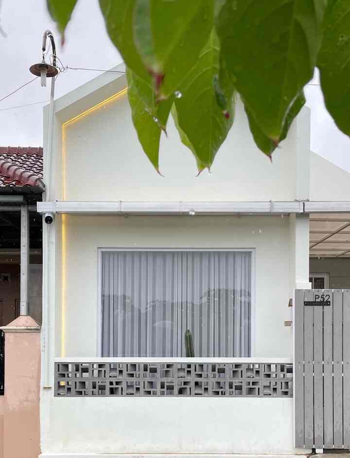 Pagar rumah kami terbagi menjadi 2 bagian;
• untuk depan butik kami memakai roster beton dengan pola pemasangan tertentu
• untuk bagian garasi kami memakai besi hollow yang kemudian ditutup dengan grc listplank bertekstur seperti kayu

Keduanya kami cat dengan menggunakan brand Jotun warna Evening Sky menyesuaikan tema fasad yakni puti abu-abu. 

#InspirasiPagar #PagarStyle #PagarMinimalis #PagarRumahMinimalis #PagarRoster #PagarGRC #PagarBesi