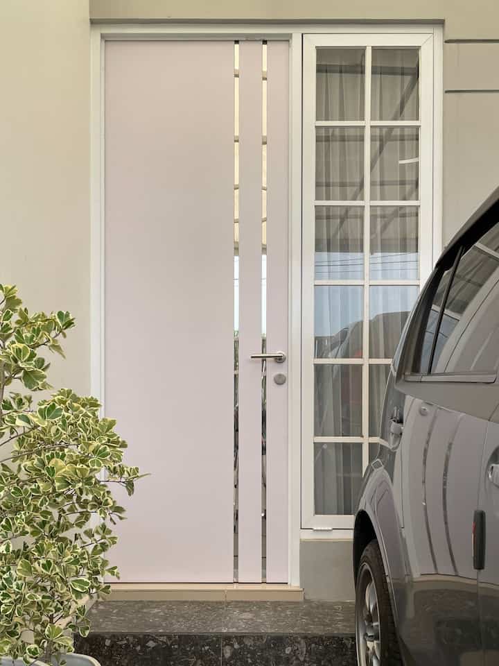 Menempati rumah ini selama 2tahun lebih, terlalu fokus dengan ruangan lain eh baru nyadar kalau pintu masuknya masih sederhana banget belum pernah di apa-apain. Akhirnya kami putusin buat nambah panel biar area ini ga terlalu polos-polos banget. Ga nyangka ternyata vibesnya langsung berubah jadi lebih warm. Gimana menurut tetangga?

#SmallChangesBigImpact #InspirasiRenovasi #WarnaCatRumah #CatLuarRumah #WallPanelKayu #WallPanelEstetik #PintuUtamaRumah