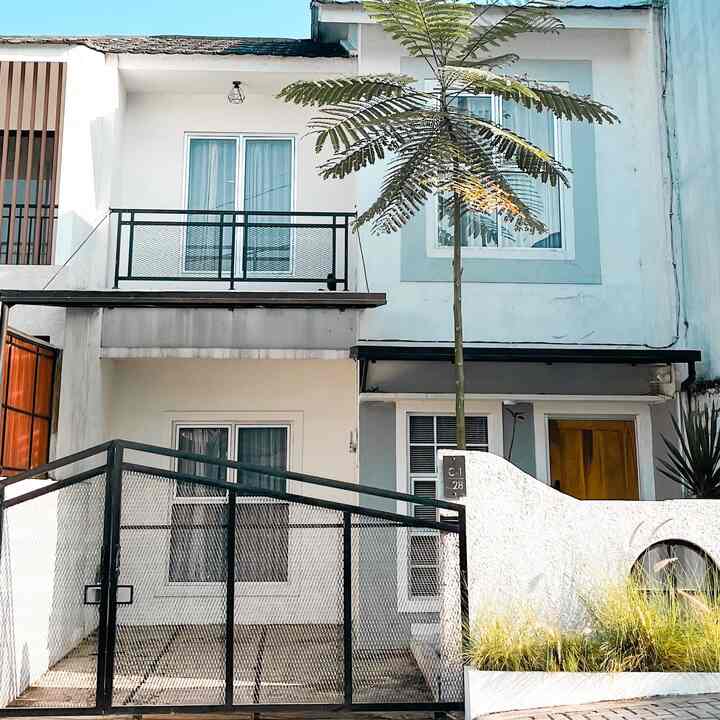 Bentuk pagar dalam sebuah fasad rumah adalah elemen yg penting dan harus di pikirkan estetika nya . Karena pagar jg merupakan salah satu kunci utama nilai keindahan dari sebuah fasad . Rumah alfa pagar runah di bagi 2 material , material pertama adalah material besi holo , dan material sbelahnya adalah dinding bata .dan 2 bentuk pagar rumah alfa jg membentuk sebuah bentuk yg memiliki pola tersendiri 🩵
#PagarBesi #Pagarminimalis #InspirasiPagar #PagadStyle #designpagar