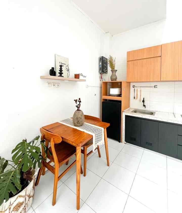 Perubahan sederhana tapi berdampak baik adalah pembelian meja makan ini , lahan kitchen room yg sempit tapi pengen punya meja makan kayu biar nyatu sama tema kitchen room . Akhirnya meja makan minimalis jnilah yg menjadi pilihan kami . Untuk keluarga kami di rasa sangat cukup 🩵 
#kitchensetminimalis #kitchenroomidea #kitchenroomminimalis #mejamakan #mejamakankayu #kitchenjapandi #renovasidapur #inspirasimejamakan #renovasikitchenroom #SmallChangesBigImpact #InspirasiRenovasi