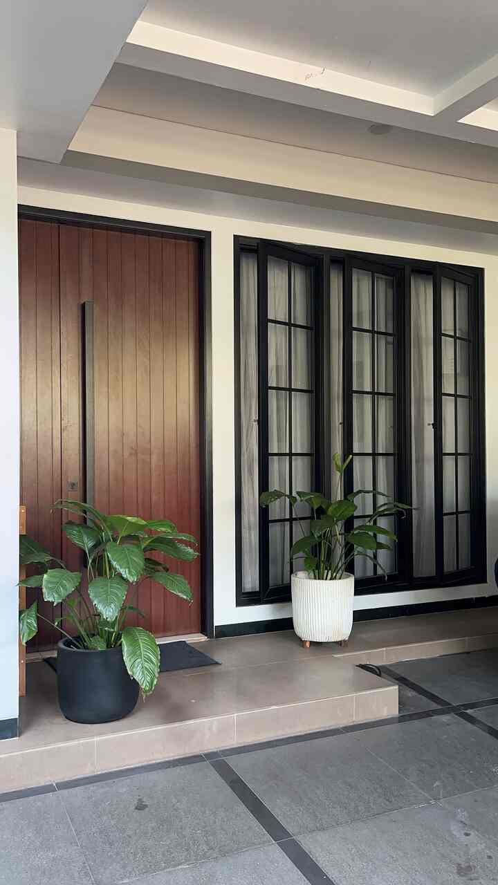 
Ngga pernah nyesel sih ganti pintu utama ini looks nya langsung berubah banget, padahal ini di luar plan karena memang rencana hanya ganti jendela dan ternyata setelah di pasang jendela nya kok ya jompalng akhirnya ikutan di ganti lah pintu utaman nya.

Tidak hanya design pintu yang di ganti material kayu nya pun ikutan kami ganti dengan memakai   kayu merbau oven di kasih warna warna walnut, selain itu handle nya pun di ubah dengan model panjang berukuruan 150cm.  Menurut kami makin mak jreng karena perpanduan dari design hingga warna pintu dan jendela. 

#WarnaCatRumah
#Cat
#SmallChangeBigImpact
#InspirasiRenovasi
#PintuUtama
#HandlePintu
#PintuKayuMerbau
#Decorlowbudget
