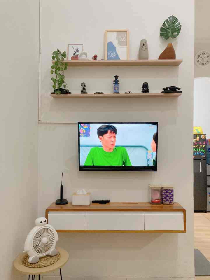 Ruang TV merupakan salah satu tempat berkumpul di rumah kita. Ruang TV ini tetap kami buat dengan simpel dan minimalis.

Kami memilih lemari TV dengan model rak gantung untuk memberikan efek minimalis dan tidak memakan tempat.

#ruangtv #ideruangtv #ruangtvminimalis #inspirasirumah #homedecor #rumahminimalis #BTNOAS9