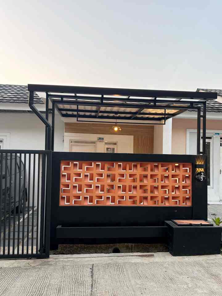 Facade Rumah Mini Vina 🏡

Fasad dirumah kami masih termasuk dalam bawaan developer, namun untuk menampilkan tampilan yang berbeda kami menambahkan pagar dan benteng pagar serta kanopi dibagian teras, dan sedikit merenovasi carport.

Kami ingin menampilkan facade dengan menonjolkan warna roster yang cerah maka dari itu kami memilih menggunkan cat eksterior berwarna hitam. Selain itu, warna hitam membuat cat tembok tidak mudah terlihat kotor.

#FacadeRumah
#FasadRumah
#FasadRumahMinimalis
#CatTembok
#Roster
#TerasRumah
#Carport
#LampuGantungMinimalis
#WallpaperEstetik
#WallpaperDinding
#LampuTaman
#BatuTaman
#TerasRumahMinimalis
#RumahSubsidi