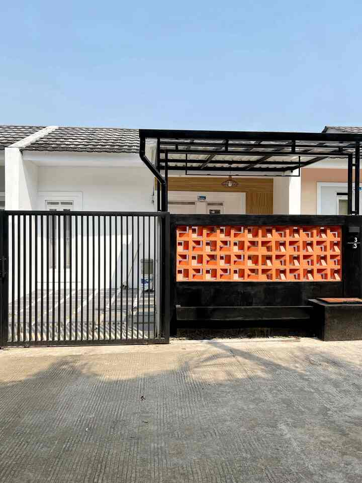 Renovasi Teras Rumah Mini Vina 🏡

Pada pertengahan tahun 2022, kami memutuskan untuk melakukan renovasi teras yang dimaksudkan menambahkan space tempat duduk beton diteras sebagai ruang tambahan dirumah, atau bisa dipakai tempat tambahan dikala kumpul bersama keluarga besar.

Sebetulnya untuk Fasad sendiri tidak terdapat banyak perubahan, hanya menambahkan sedikit roaster ditembok agar tampilan lebih cantik, dan sejuk karena udara bisa masuk lewat celah roaster.

Selain itu, kami menambahkan kanopi dengan bahan besi hollow, UPVC, dan Carbolux bening untuk atap kanopi, agar disiang hari tidak terlalu panas karena memakai 1/2 UPVC, dan agar cahaya matahari masih bisa masuk kedalam rumah dengan memakai 1/2 Carbolux bening.

Kami juga memperbaiki semen carport yang sudah rusak dengan memaki keramik yang disela - selanya kami tambahkan batu koral putih.

Walaupun tidak banyak yang diubah dalam renovasi ini, namun perubahannya sangat terasa jauh berbeda dari penampilan teras rumah sebelum direnovasi.

Untuk Budget Renovasipun terbilang sangat Hemat, dan untungnya kami mendapatkan bapak tukang yang sangat komunikatif dan bagus dalam pekerjaannya.

#TerasRumahMinimalis
#TerasRumah
#Roaster
#BatuKoralTaman
#Carport
#KeramikCarport
#LampuTaman
#LampuGantung
#WallpaperEstetik
#CatRumah
#CatTeras
#CatRoaster
#WarnaCatTeras
#Cat
#CatRumahMinimalis
#CatLuarRumah
#SmallChangeBigImpact
#InspirasiRenovasi