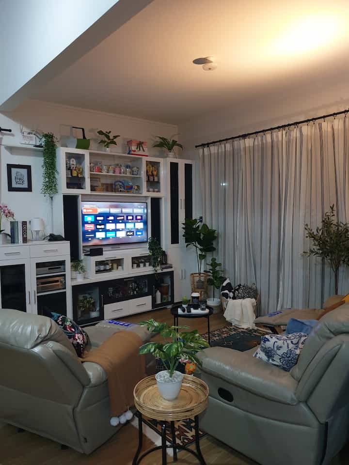 when the living room becomes a cinema style 😍

#BTNOAS9
#ambassador
#kursisantai
#homestagram
#livingroom