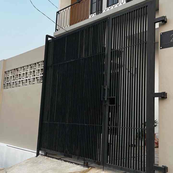 Pagar Minimalis NRHome 

Memilih pagar untuk rumah keliatannya sederhana namun ternyata banyak yang hrus dipikirkan salah satunya tidak hanya model tapi tingkat keamanan.

Pagar yang kaki buat menggunakan besi hollow galvanis dengan ketinggian 3meter, lalu di cat finishing black doff sesuai dengan tema rumah kami.

Kaki juga memberikan roster pada area pagar dinding agar rumah terlihat lebih terang. 

#PagarMinimalis #PagarRumahMinimalis #PagarKayu #PagarBesi #PagarRoaster #PagarPVC  #InspirasiPagar #PagarStyle

