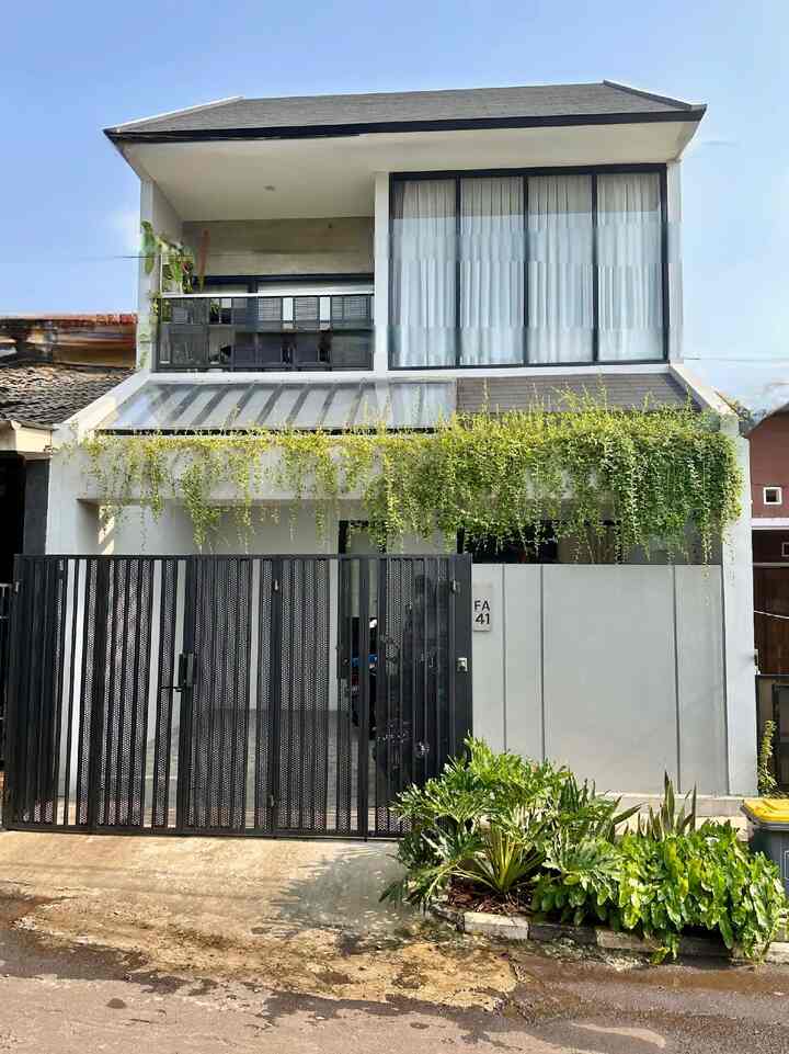 Fasad rumah dengan pagar industrial ✨
Konsep rumah de mahendra yaitu modern industrial. Dimana terlihat pada fasad dengan warna abu-abu dan menggunakan pagar besi dengan dikombinasi pagar perforated dengan cat hitam supaya lebih indurstrial. Memilih konsep ini karena menurut kami lebih low maintenance dan lebih terlihat ganteng tampilannya. Kami menggunakan cat dari propan yang finishingnya matte jadi lebih modern. Tertarik punya pagar seperti ini???
#PagarBesi
#PagarMinimalis
#PagarIndustrial
#InspirasiPagar
#PagarStyle
#Facade
#FasadRumah
#ModernIndustrial
#Homestyling
#Homedesign