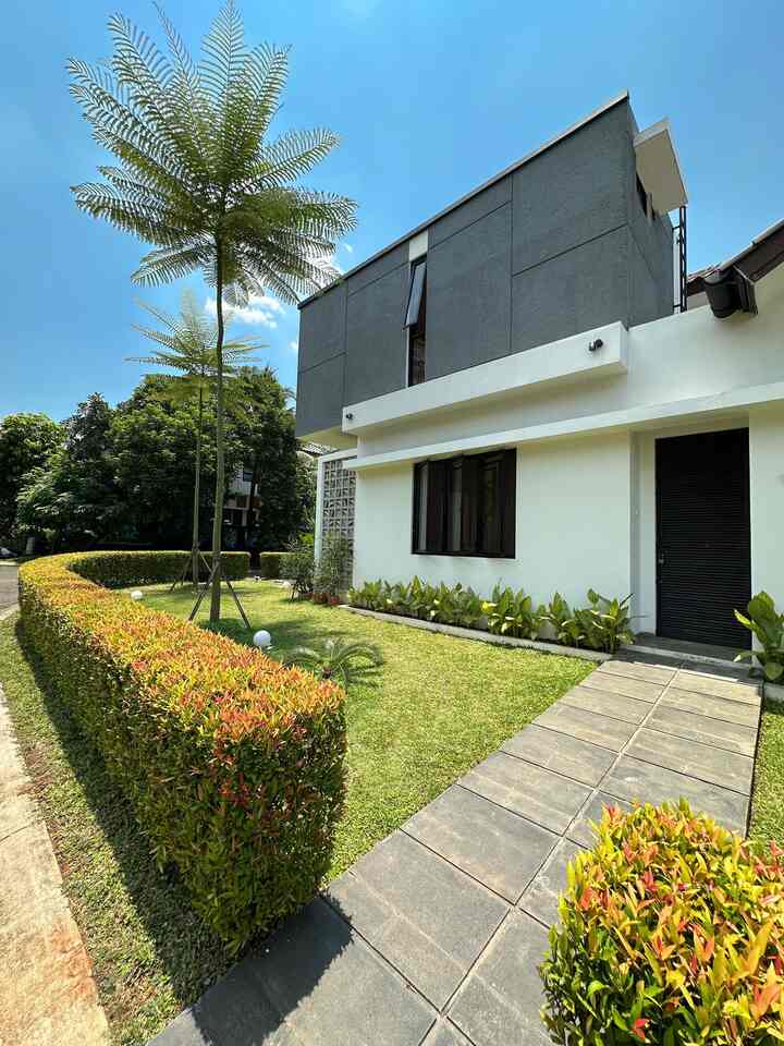 Inilah gaya pagar rumahku. Hanya dari tanaman aja sih. Menggunakan tanaman pucuk merah. Perawatannya gampang, hanya disiram pagi dan sore aja, dirapihkan/trimming jg cuma 1,5 bulan sekali. Karena di Clusterku sebenarnya tidak diijinkan memasang pagar permanen, jadi rata-rata rumah tetangga tanpa pagar semua. Tapi kalau dipagar tanaman gini boleh. 

#inspirasipagar
#pagarstyle
#pagartanaman
#tanamanpucukmerah
#landscape