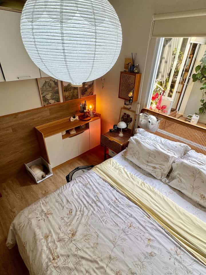 Ruangan yang ga hanya estetik tapi diusahakan menjadi senyaman mungkin. Setelah seharian beraktivitas penting banget punya mood ruang tidur yang tenang dan adem.

#BTNOAS9 #kylehome