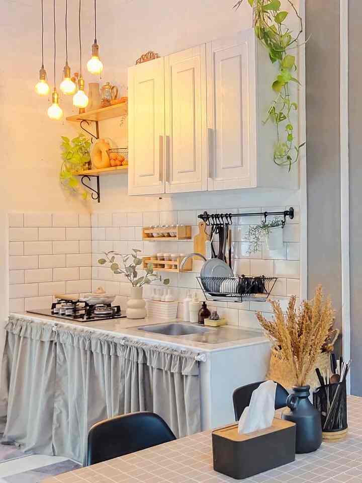 ✨ Small Changes, Big Impact ✨

Dapur yang dulunya cuma ada ambalan 2 pcs lalu berubah drastis padahal cuma pasang kitchen cabinet atas , pasang kompor tanam, dan ganti gorden kolong dapur.
Terasa lebih cantik dan elegant padahal ini termasuk renov low budget.
Untuk renov dapur seperti ini, yang agak mahal cuma kompor tanamnya aja, itupun udah aku survey dengan harga paling murah di kelasnya.
Kitchen cabinet atas cuma 700 ribuan, gorden kolong dapur juga pilih yang harganya miring padahal bahannya waterproof.
Dengan modal gak sampai 5 juta, ternyata dapur yang dulunya keliatan agak berantakan bisa jadi lebih rapih dan cantik ✨

#KitchenSetMinimalis
#CatRumahMinimalis
#WarnaCatRumah
#Cat
#Artificialplants
#Lampugantung
#Lampuaesthetic
#Backsplash
#GordenKolongDapur
#RenovasiLowBudget
#SmallChangesBigImpact
#InspirasiRenovasi