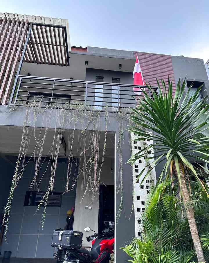 Rumah tanpa pagar plus nya aga lebih leluasa keluar masuknya, mau sepeda, motor sampe mobil ga terhalang sama buka tutup pagar, untuk area parkir juga klo ga ada pagar msh bisa aga keluar2 jalan dikit sedang min.nya jdi ga ada privasi berasa telanjang aj gtu & untungnya ga punya anak kecil jdi ga terlalu was was anak main keluar tapi untuk area balkon atas diputuskan menggunakan pagar, soalnya aga ngeri juga ya klo ga ada pagernya takut kebablasan bahaya bgt kan 


#Inspirasipagar #Pagarstyle #Rumahtanpapagar #Fasadminimalis #Industrialstyle #Pagarbalkon #Pagarhologalvanis 
