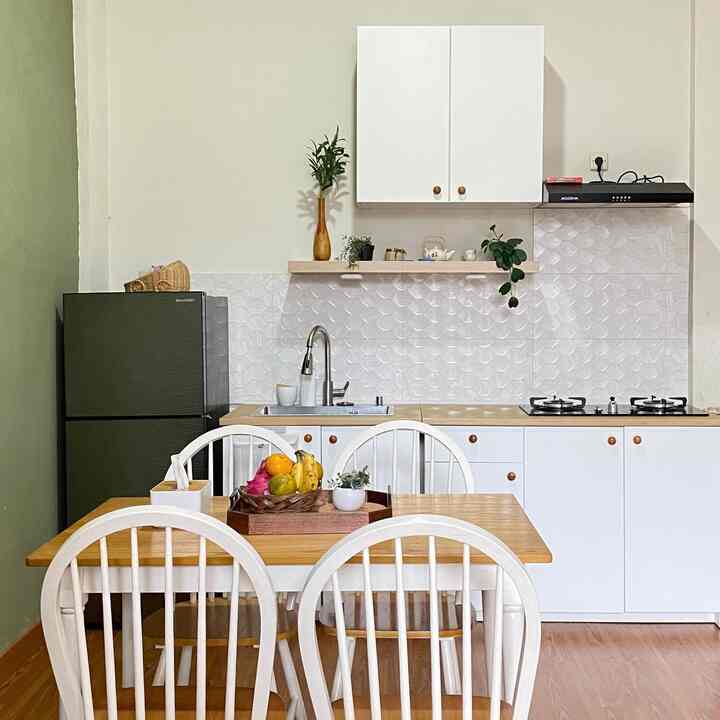 Renovasi area dapur yang merubah sedikit layout dapur . Pada area dapur ini banyak melakukan perubahan mulai dari cat dinding, kitchenset, dan lantai. 

#kitchenset #spc #ambalan #mejamakan #traymakanan #backsplashdapur #smallchangesbigimpact #inspirasirenovasi