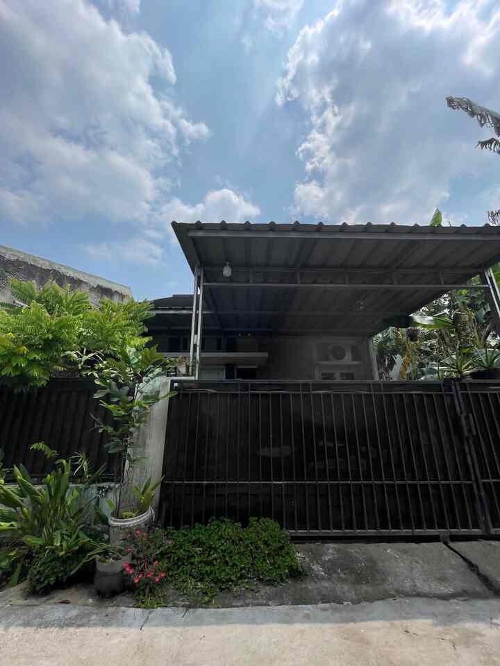 Bagaimana sebuah pagar bisa memberi karakter pada fasad rumah? 🤔

Meski pagar ini bawaan dari developer, ternyata fungsinya masih sangat memadai hingga sekarang. Desain yang simple namun kokoh menjadi pilihan yang pas untuk menjaga keamanan sekaligus memberi kesan minimalis yang harmonis dengan tema industrial rumah ini.

Material besi yang digunakan jelas membuatnya kuat dan tahan lama, namun tetap terlihat estetik dengan warna hitam yang timeless. Kehadiran pagar ini juga membantu menonjolkan elemen hijau dari tanaman di sekitar rumah, memberikan sentuhan asri di antara elemen industrial yang dominan.

Menurut kamu, apa yang membuat pagar rumah terasa lebih personal? 💙🏠

#FasadRumah #PagarMinimalis #IndustrialStyle #HomeDecorJourney #InspirasiPagar #PagarStyle
#PagarBesi 