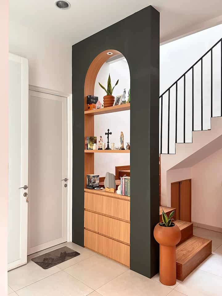 Salah satu perubahan yang signifikan pada bagian interior rumah kami ada pembatas area foyer antara pintu utama dan tangga. Keputusan pembuatan partisi ini karena kata orangtua kami bahwa secara fengshui kurang baik buka pintu utama langsung lihat ke tangga. 
Maka kami melakukan tambahan renov secara interior sedemikian rupa selain mempercantik interior, partisi tangga ini menambah storage laci di bagian bawahnya dan memberi kesan pertama menarik saat pintu dibuka. 
Material dan warna yang digunakan masih senada dengan style dan colour palette di rumah kami.

#PartisiFoyer #SmallChangesBigImpact #InspirasiRenovasi