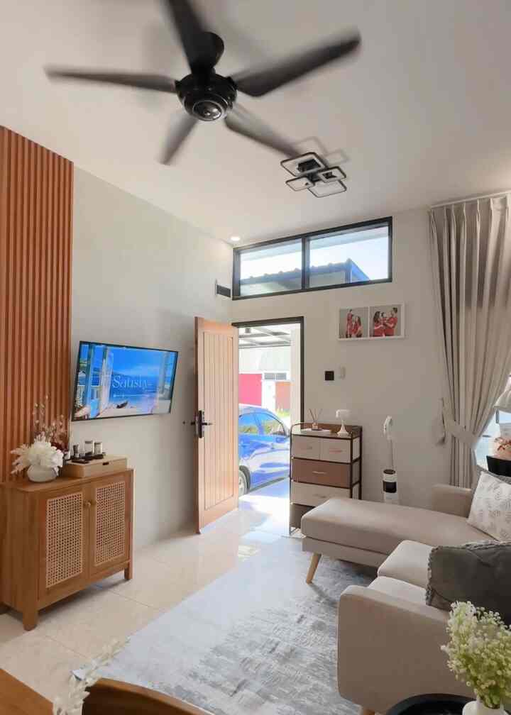 Menggunakan walpanel pvc untuk menambah dekorasi di bagian dinding TV adalah salah satu renovasi kecil-kecilan yang kami lakukan untuk menyegarkan rumah. Kesan dari WPC ini menjadikan ruangan lebih hangat dan jadi center point saat menonton. Kami menggunakan WPC karena tergolong friendly budget serta pemasangannya yang mudah.
#LivingRoom #SofaMinimalis #Cat #WarnaCatRumah #SmallChangeBigImpact #InspirasiRenovasi