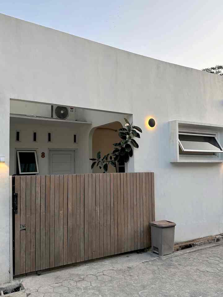 • Pagar kayu industrial untuk rumah minimalis. Pagar ini berbahan dasar besi dengan finishing luar kayu jati. Cukup kuat & aman untuk menjaga rumah dari area luar.
• Style pagar ini sangat memberikan privasi bagi penghuni, karna desainnya yang tertutup, namun masih bisa menjangkau untuk melihat area luar, karena setara dengan pandangan mata.
• bagi penghuni introvert, Beraktifitas di balik pagar ini merasa sangat aman karna tidak terlihat langsung dari bagian luar. 😁🙌🏼
#pagarindustrial #pagarkayu #pagarbesi #inspirasipagar #pagarstyle #rumahminimalis 