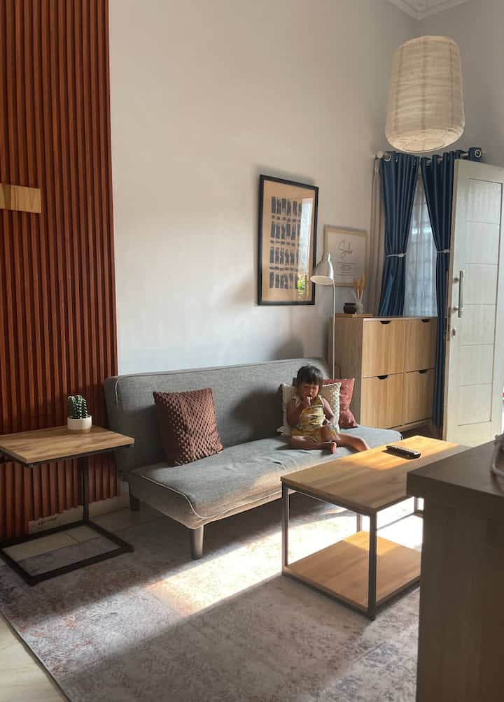 Transformasi living room dari kosong menjadi lebih homie hanya dengan penataan furniture dan lighting ✨

Awalnya, ruang ini benar-benar kosong, terasa seperti canvas yang siap untuk diisi. Setelah menambahkan beberapa elemen penting seperti sofa, karpet, dan meja, suasana langsung berubah. Tapi yang paling membuat perbedaan adalah permainan lighting—lampu gantung statement, lampu baca di sudut sofa, serta cahaya hangat yang menciptakan cozy vibe di malam hari.

Penataan sederhana ini sukses bikin living room terasa lebih hidup dan nyaman untuk bersantai atau berkumpul bareng keluarga. Kadang, perubahan kecil seperti ini bisa memberikan impact besar, ya! 🌿🛋️

Kalau kamu, furniture apa yang bikin rumah terasa lebih nyaman?

#HomeTransformation 
#SofabedMinimalis #LivingRoomMakeover #CozyVibes #InteriorStyling
#SmallChangesBigImpact
#InspirasiRenovasi