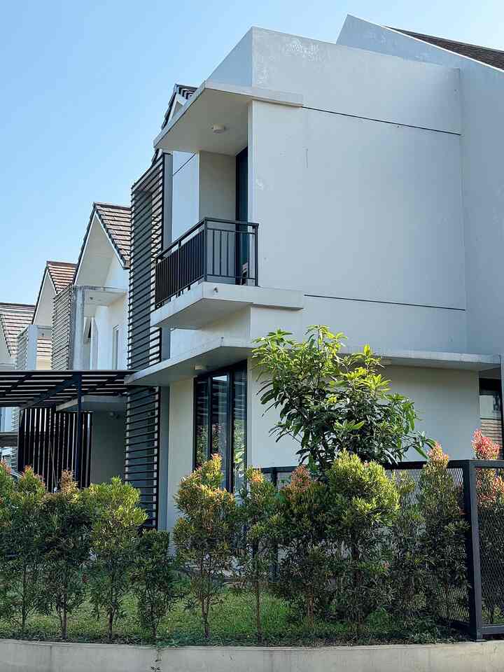 Pagar bukan cuma pembatas, tapi juga elemen penting yang memberi kesan pertama pada rumah.

Berhubung aku tinggal di cluster yang tidak memperbolehkan adanya pagar, maka aku ngga buat pagar full sampai depan. Jadi bisa dibilang semi semi pagar lah hhi, soalnya aku tetap ingin punya privacy supaya tidak terlalu blong ke arah luar. Jadi lebih aman dan nyaman juga.
Ini pagar sederhana yg aku custom ke tukang dgn menggunakan besi holo, dgn tambahan expanded ram di tengahnya supaya looks lebih manis, step terakhir dicat warna hitam doff supaya lebih minimalis & bold.

#InspirasiPagar
#PagarStyle
#PagarMinimalis #PagarMinimalis #PagarRumahMinimalis #PagarKayu #PagarBesi  #PagarRoaster #PagarPVC #PagarMetal 