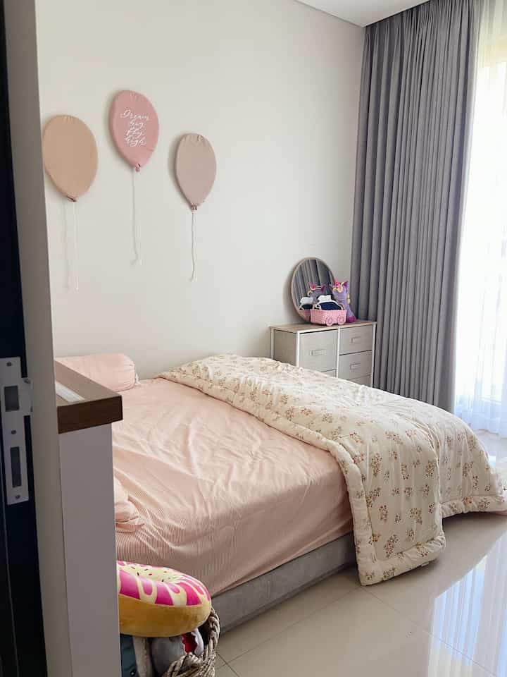 Transformasi Ruang – Renovasi Kamar Anak dengan Perubahan Kecil yang Berdampak Besar 🩷

Waktu pertama kali rumah ini jadi berikut interiornya, kamar anak ini belum aku desain apa-apa. Masih bingung tdnya mau desain kaya gmn.
Seiring berjalannya waktu, aku kayak pengen deh renov si kamar ini tapi ngga terlalu renov besar.
Alhasil aku custom lagi ke desainer interiorku utk bikin beberapa furniture buat kamar anak yg desainnya timeless tentunya🩵 Jadi deeh semoga menginspirasi yaa…!

#CatRumahMinimalis #WarnaCatRumah  #CatLuarRumah #WarnaCatKamar #Cat
#SmallChangesBigImpact
#InspirasiRenovasi #InspirasiKamarAnak #KamarAnak 