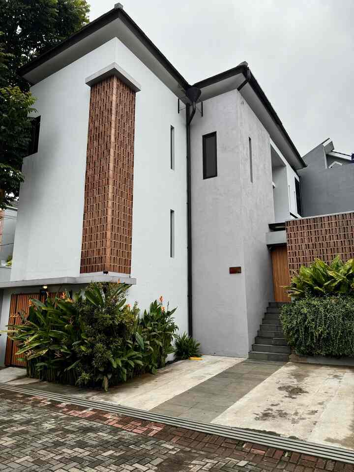 The facade that resembles a bird's nest, only shaped like a box, like no visible air flow

Indeed, our desire is to have a facade that covers the inside of the house, with a minimum of windows visible from the outside

#bumitimi #rumahindustrial #inspirasifasad #fasadstyle #fasadintrovert #pagarroster #roster