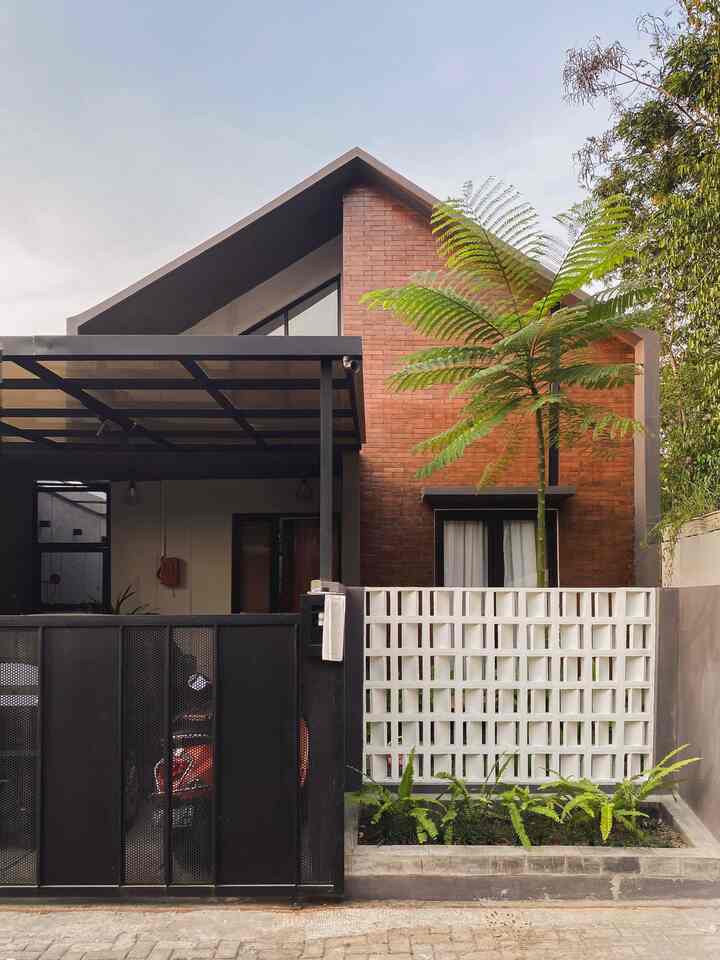 Desain dari pagar hidup dan pagar mati di Dasa Cavana ini, merupakan desain yang menyesuaikan tinggi bangunannya. Karena rumahnya merupakan 1 lantai, sehingga memang sengaja memberi kesan transparan namun tetap terbatas. 

Penggunaan dan permainan roster pada pagar ini menjadi pilihan yang ekonomis juga lhoo. Untuk pagar hidupnya sendiri aku memilih menggunakan plat besi variasi plat perforated, agar lebih dinamis. 

Menurutku, pagar di dasa cavana ini mengikuti suasana industrial pada fasad bangunannya. Sehingga masih tetap senada meskipun memiliki warna yang berbeda. 

#PagarMinimalis #PagarRumahIndustrial #PagarRumahScandinavia #PagarBesi #PagarRoster #InspirasiPagar #PagarStyle