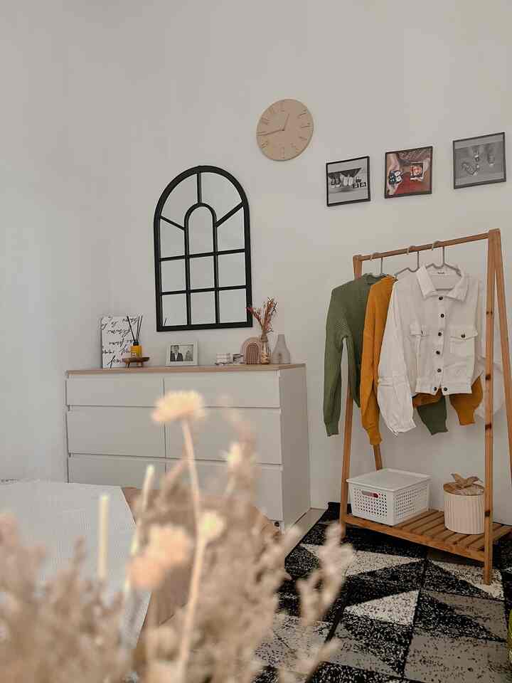 Sudut Kamar ukuran 2,5m x 3m

Tempat favorite banget nih paling bikin nyaman, bisa ngabisin waktu sambil apa aja tuh disini..

walau ukurannya mini tapi muat kasur, drawer, nakas dan stand hanger.

untuk pallete colour nya pun masih sentuhan white n wood🤍🤎

yuk jelajahi lebih lanjut di denty.house🙋🏻‍♀️

#BTNOA9