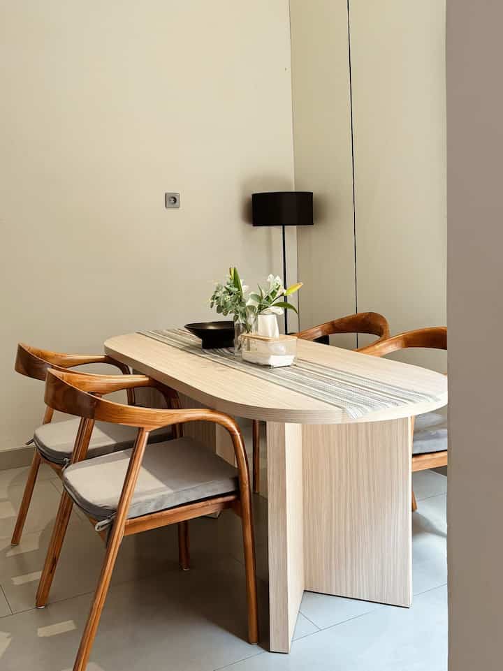 Mengubah letak meja makan ke area kosong di rumah, suasana rumah jadi lebih warm dan cantik, meja makan juga diganti dengan meja multiplek dilapis hpl dengan warna cerah sehingga ruangan terlihat lebih luas #InspirasiRenovasi #SmallChangesBigImpact #ruangmakan #cattembok #warnahpl