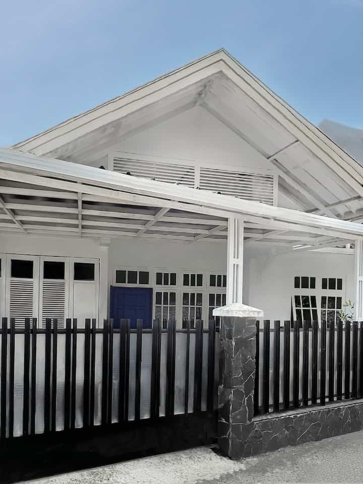 Pagar rumah ini masih sama, bawaan dari pemilik rumah yang lama. Kami belum melakukan renovasi, hanya dilakukan repaint pagar besinya saja agar tidak terlihat kusam.

#PagarRumah
#PagarRumahMinimalis
#PagarBesi
#PagarMetal
#InspirasiPagar
#PagarStyle
