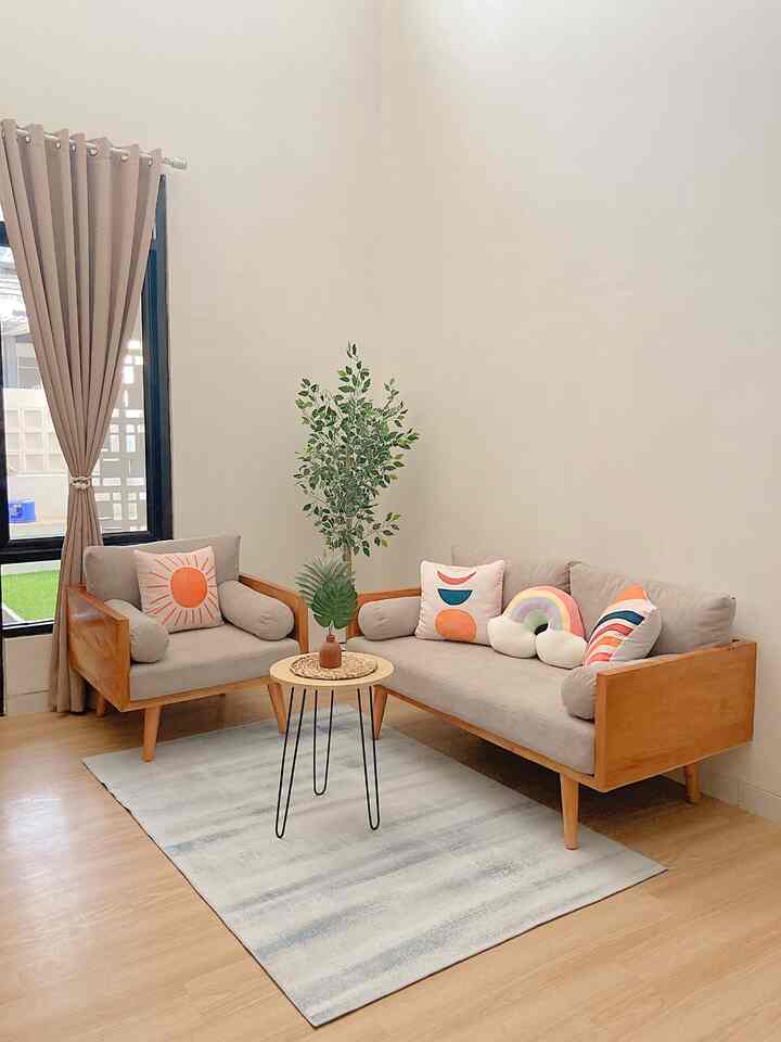 Ruang tamu minimalis ini berukuran 3x4m.
Dengan pemilihan furniture yg minimalis, membuat kesan ruang tamu ini begitu hangat.
Corak berwarna pada bantal sofa dan bantal pelangi merupakan ide dari anak pertama kami, dan memberikan kesan ruang tamu ramah anak 🤗

#livingroom #livingroominspirasi #ruangtamuminimalis #homedecorinspo #BTNOAS9 
