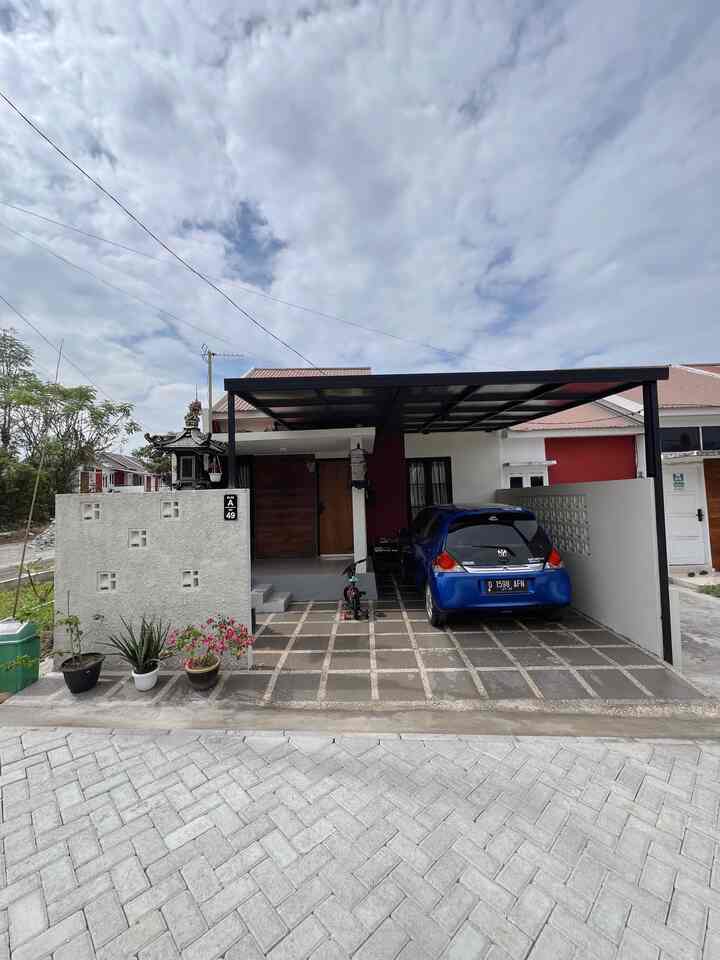 Ini adalah tampilan fasad rumah kami. memilih rumah tanpa pagar, karena menurutku ini adalah kawasan cluster. Rasanya aneh saja kalo menggunakan pagar. Tapi dari pihak developer sah sah aja sih mau pakai pagar atau tidak.
#FasadRumah #Cat #WarnaCatRumah #FasadRoaster #InspirasiFasad #FasadStyle